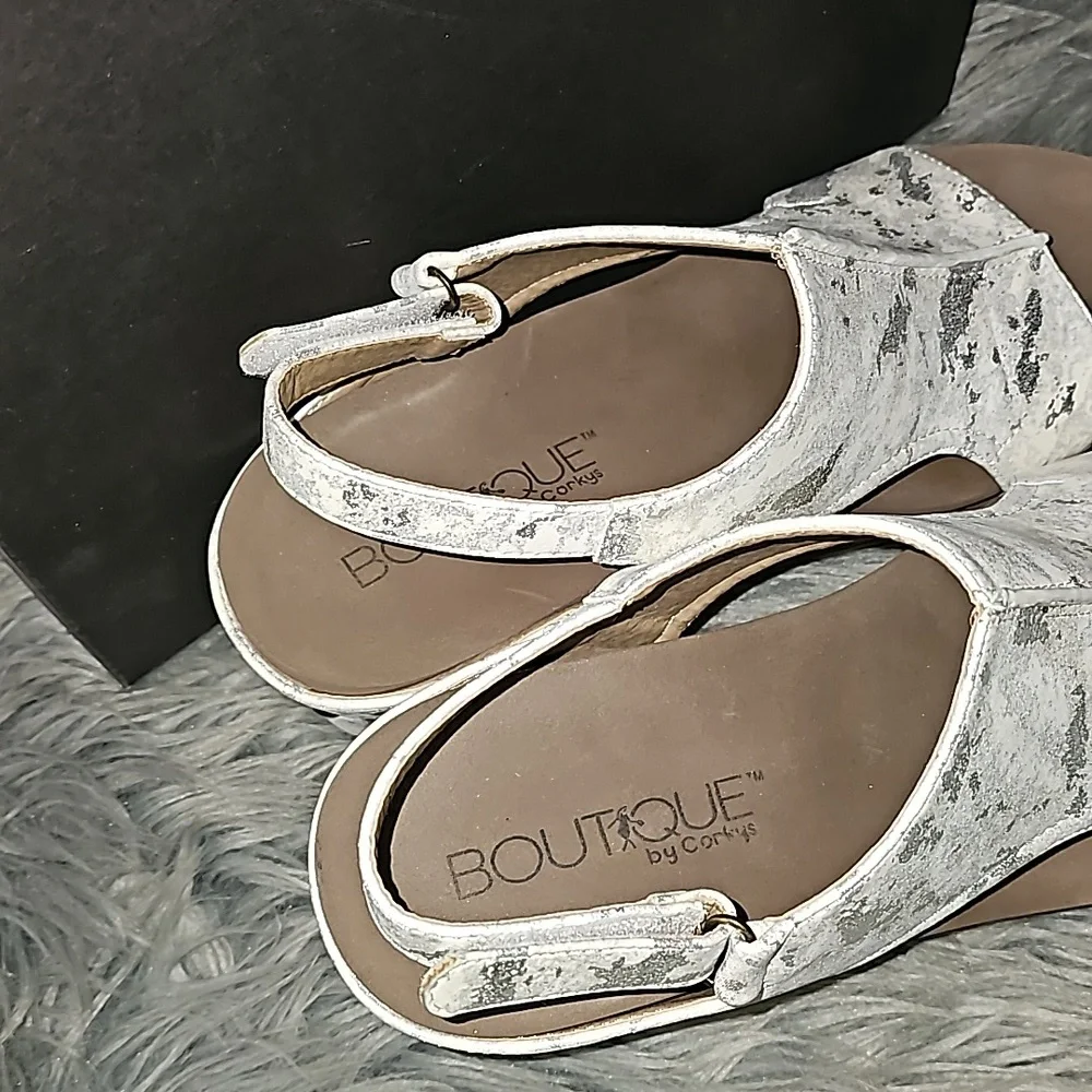 Boutique by Corkys! CARLEY, White Metallic sz 10, Mint condition!